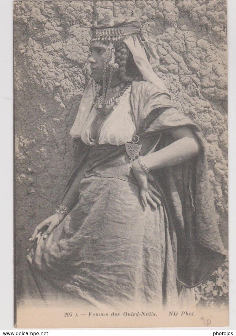 4 CPA  Algérie  Femmes Des Ouled Nails Magnifiques Coiffures Er Bijoux Pièces   Ed ND Phot 195A 205A  206 A 208A  TBE - Femmes