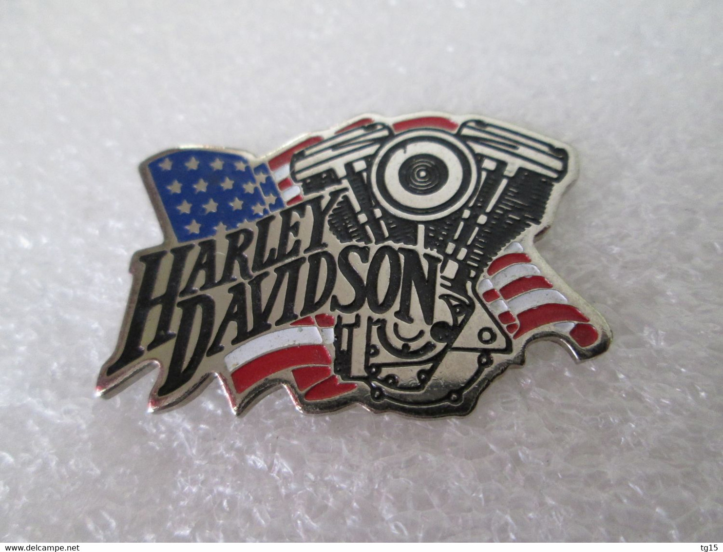 PIN'S    MOTO    HARLEY  DAVIDSON   33X23mm - Motorbikes