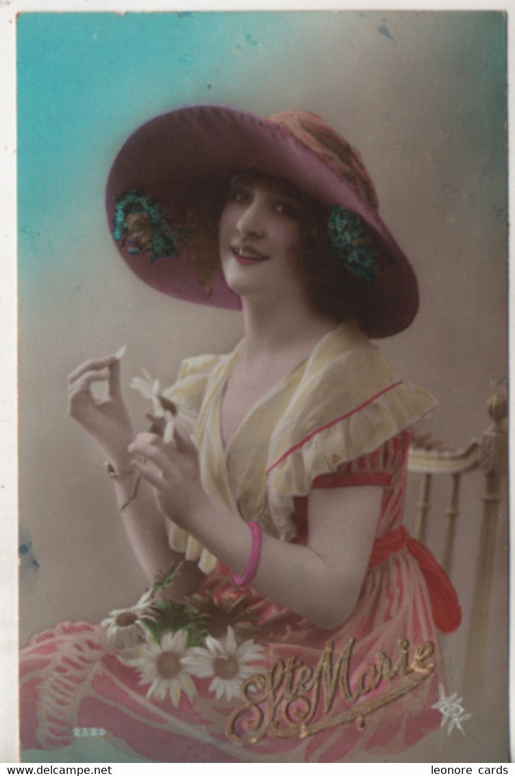 Cpa.Fantaisie.Femmes.femme Assise Grand Chapeau Marguerites Ste Marie - Frauen