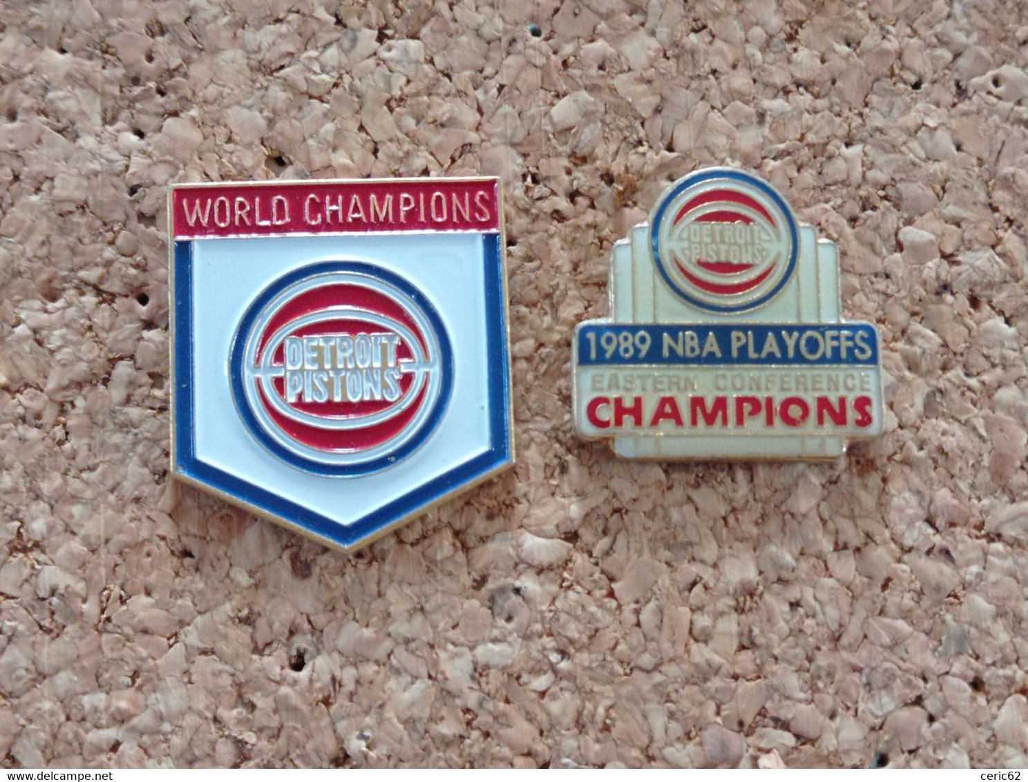 LOT E 2 PINS BASKET BALL NBA DETROIT PISTON WORLD CHAMPIONS PLAY OFFS 1989 - Basketball