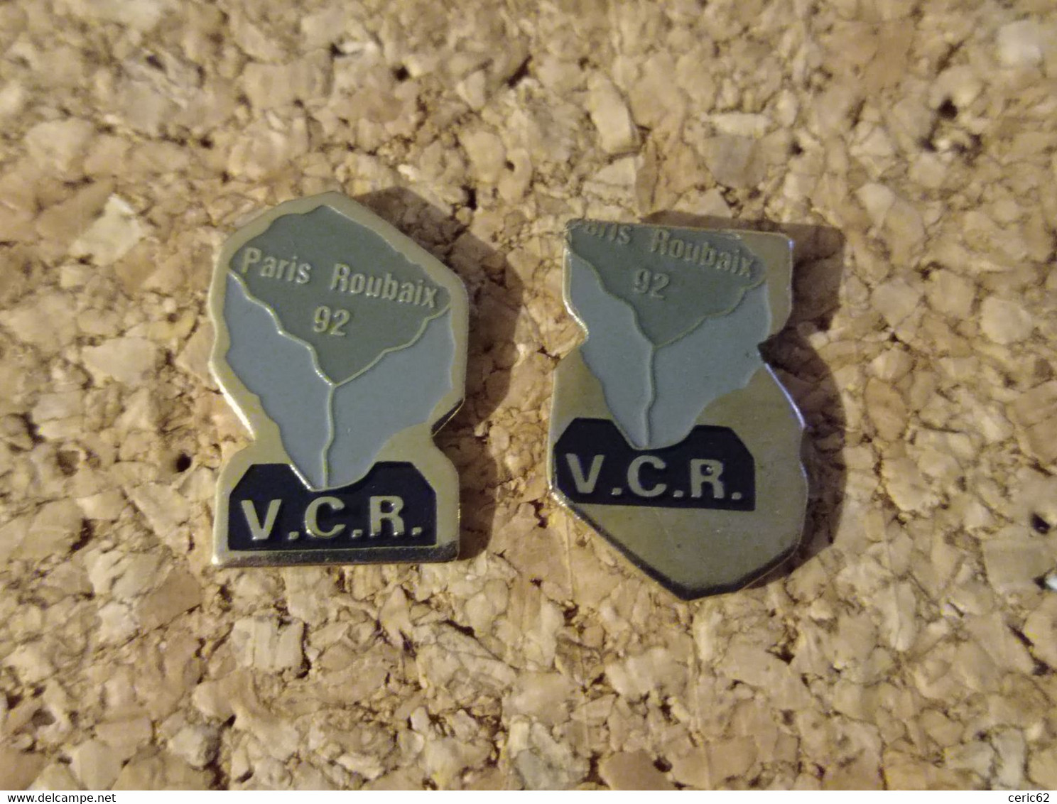 RARE LOT DE 2 PINS CYCLISME VELO PARIS ROUBAIX DONT 1 MAL FRAPPE - Cyclisme