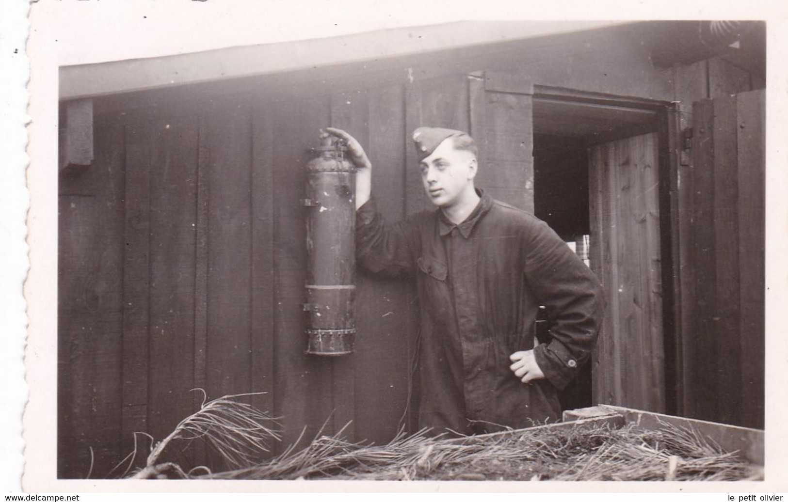 PHOTO ORIGINALE 39 / 45 WW2 WEHRMACHT FRANCE PRESQU ILE DE CROZON / LANVEOC SOLDAT ALLEMAND AU CAMP - Krieg, Militär