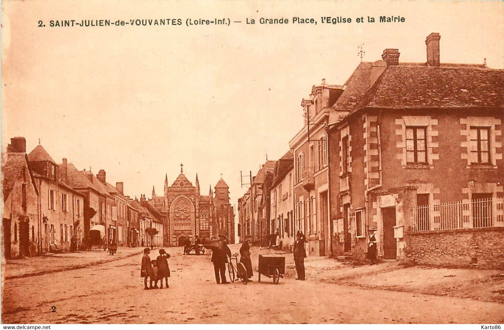 St Julien De Vouvantes * La Grande Place * L'église Et La Mairie - Saint Julien De Vouvantes