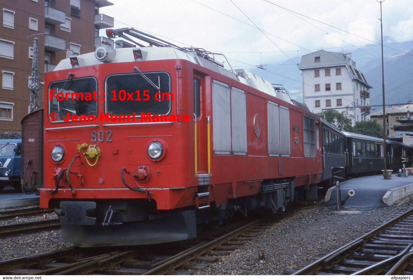 Reproduction Photographie D'un Train RhB BerninaBahn à Tirano En Suisse-Italie En 1976 - Otros & Sin Clasificación
