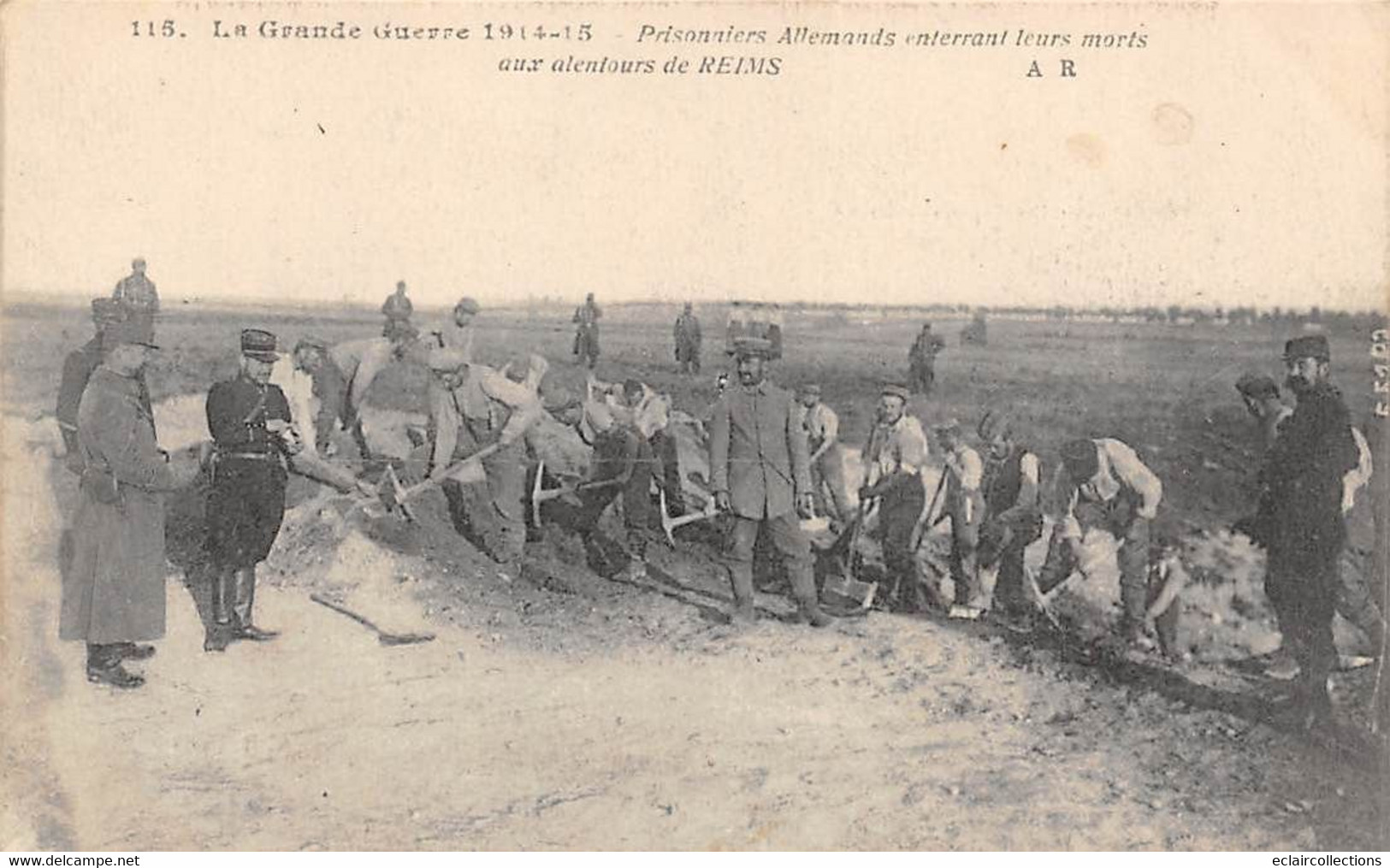 Reims  Environs    44     Guerre 14/18. Prisonniers Allemands  Enterrant Leurs Morts     ( Voir Scan) - Reims