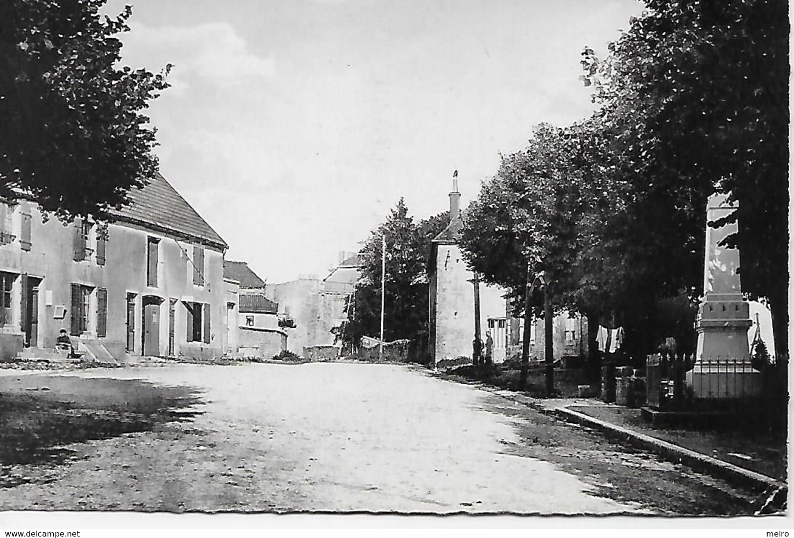 CPSM CLEFMONT HTE MARNE PLACE DE L HOTEL DE VILLE ENTREE DU CHATEAU ED H BRUNOT 1956 MONUMENT AUX MORTS ? - Clefmont