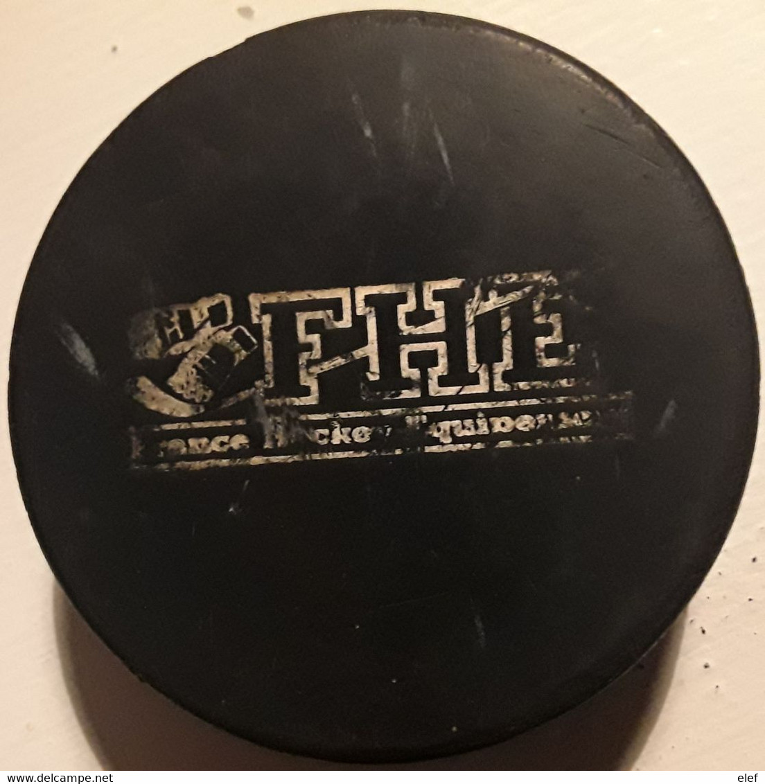 HOCKEY SUR GLACE,  Palet FHE Officiel TCHÉCOSLOVAQUE  Official Puck ,made In Czechoslovakia , TB - Autres & Non Classés