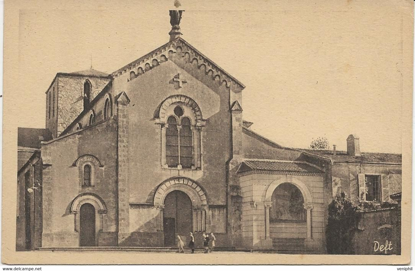 CARTE CLISSON - EGLSE DE LA TRINITE ET MONUMENT AUX MORTS - Clisson