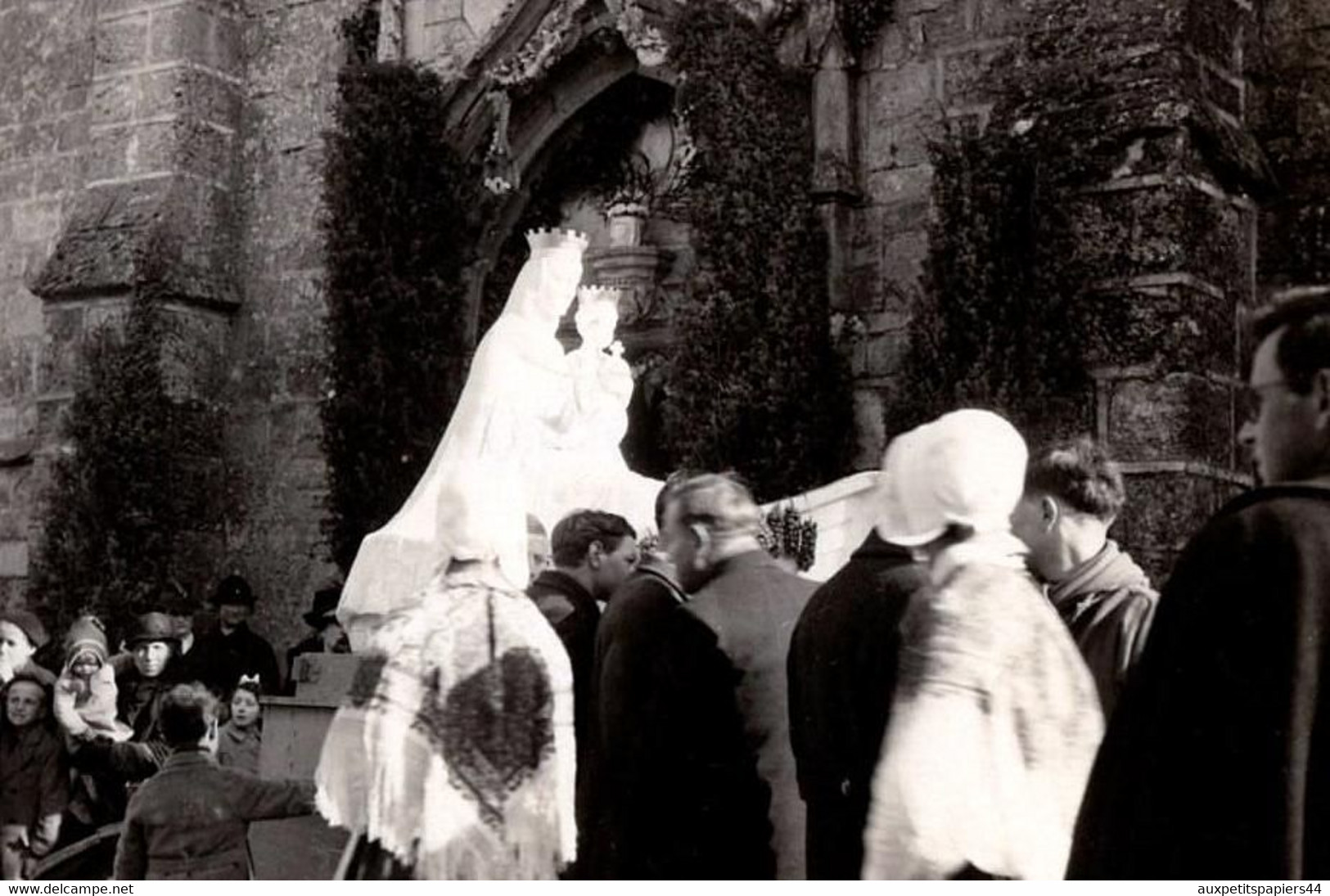 Photo Originale Procession Religieuse & Notre Dame De Boulogne En Mars 1943 Devant L'église, Vierge Nautonière, Curé - Lugares