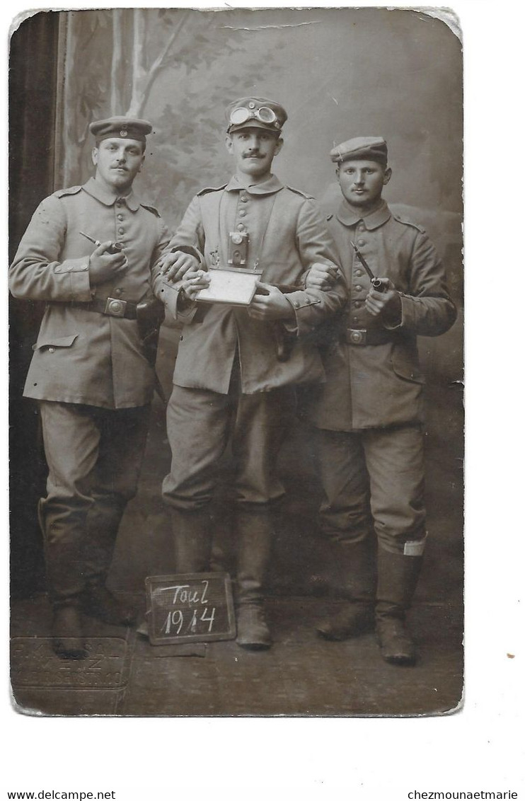 TOUL 1914 MILITAIRES ALLEMANDS AVEC LUNETTE PIPE LAMPE - CARTE PHOTO KLAUSAL METZ - War 1914-18