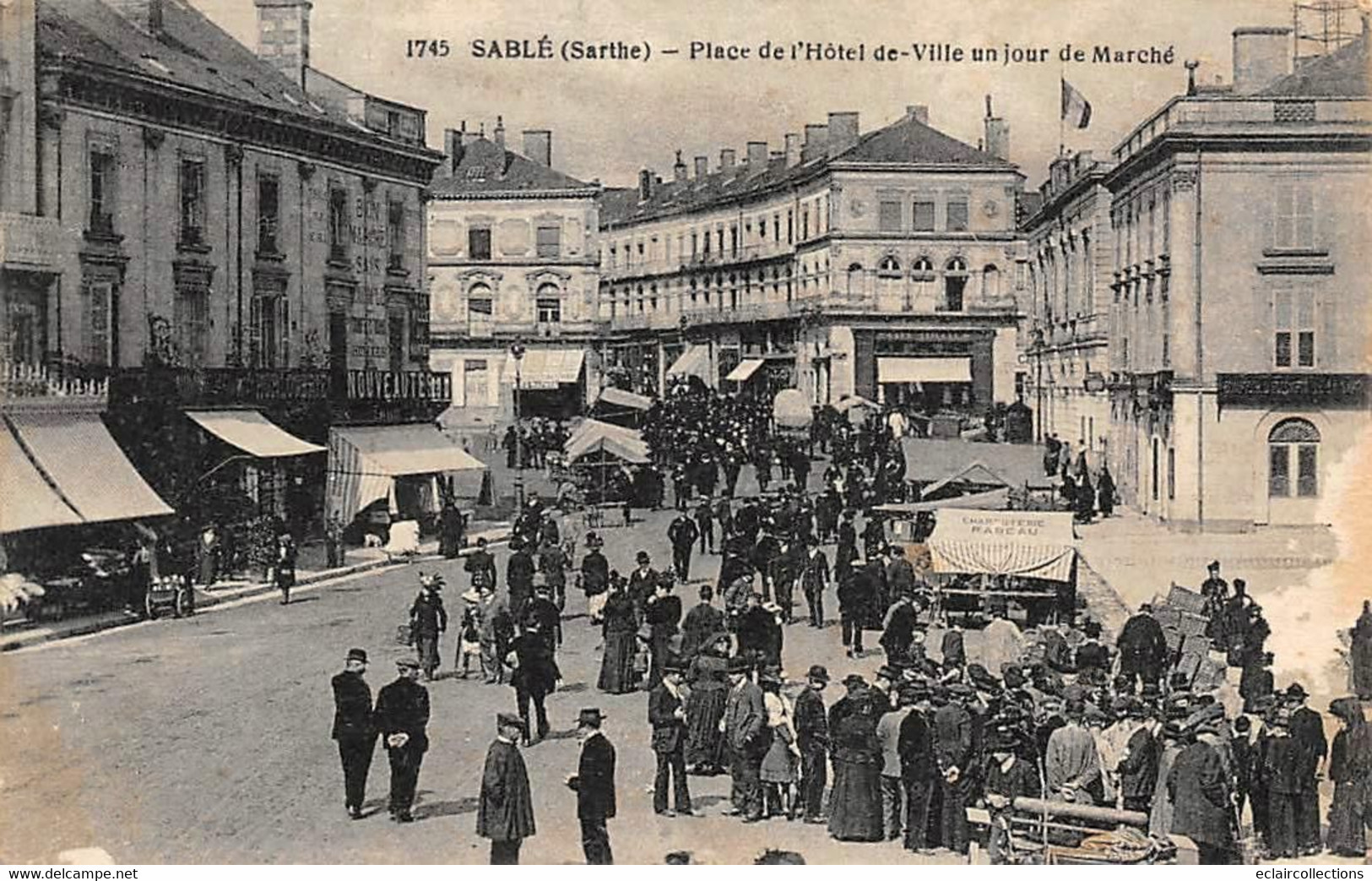 Sablé Sur Sarthe       72      Place De L'Hôtel De Ville Jour De Marché                ( Voir Scan) - Sable Sur Sarthe