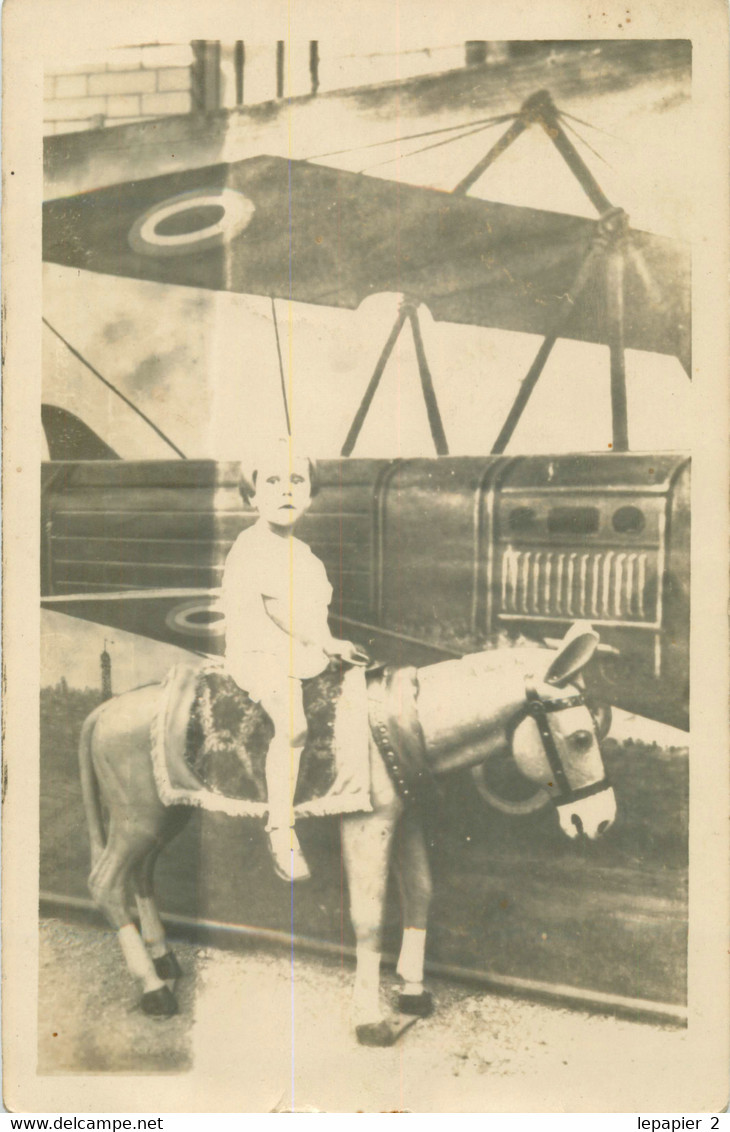 Surréalisme Enfant Cheval Mécanique Avion Photo Montage Foire Bâche Décor - Andere & Zonder Classificatie