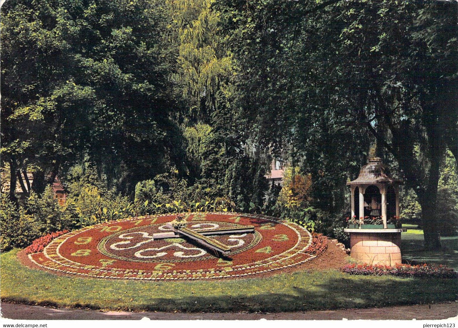 Differdange - Horloge Fleurie Au Parc Gerlache - Differdingen