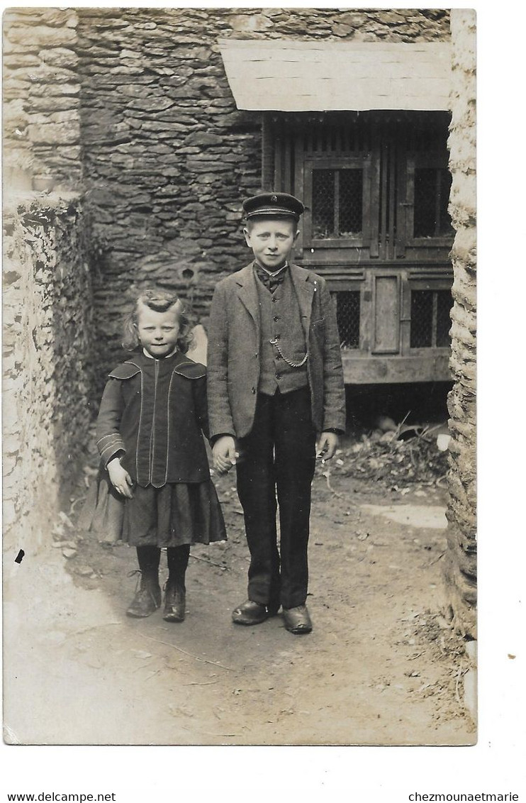 SAINT LO 1908 DEUX ENFANTS DEVANT DES CLAPIERS - CARTE PHOTO - Saint Lo