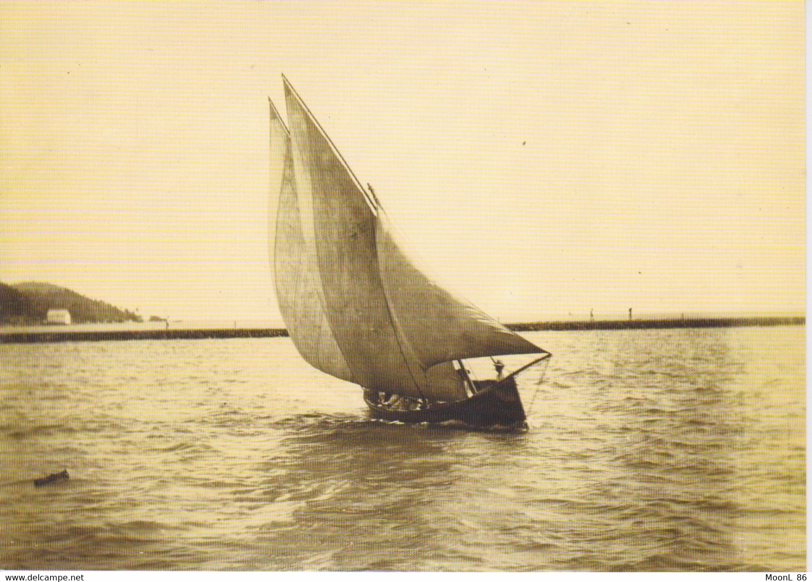 LES SEYCHELLES - UN BATEAU DE PECHE EN MER 1890 -1900 - Seychelles