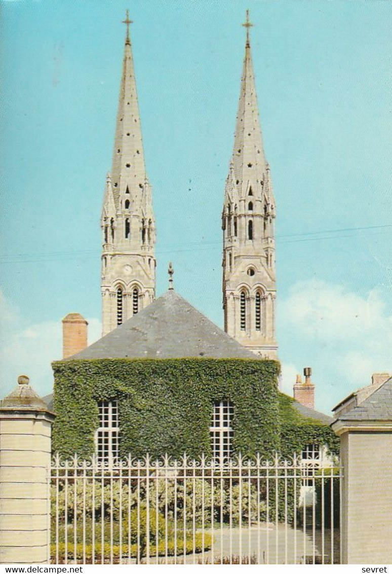 MACHECOUL. - La Mairie Et Les Deux Clochers De L'eglise - Machecoul