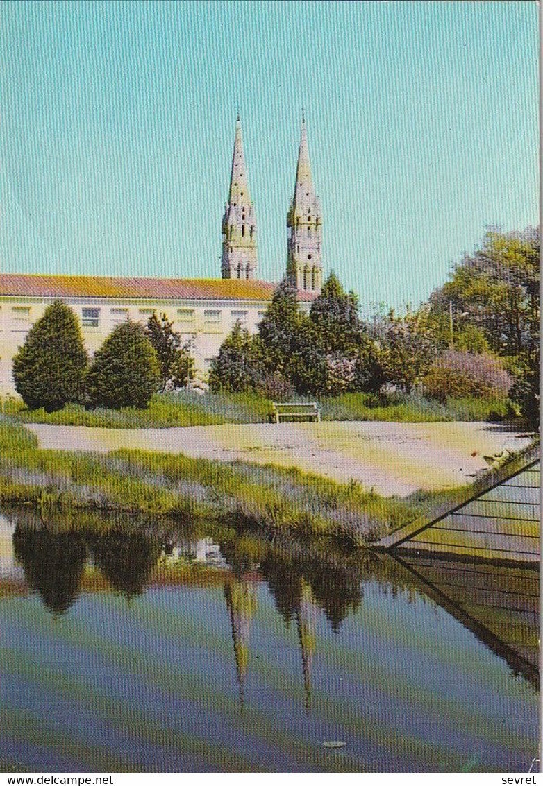 MACHECOUL. - Les Deux Clochers De L'Eglise Se Mirant Dans La Rivière Du Falleron - Machecoul