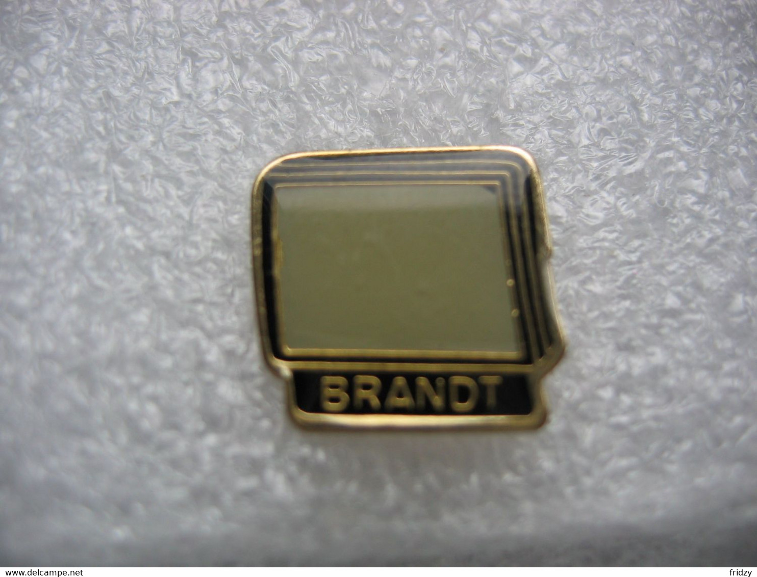 Pin's Ancien Téléviseur Noir Et Blanc De La Marque BRANDT - Médias