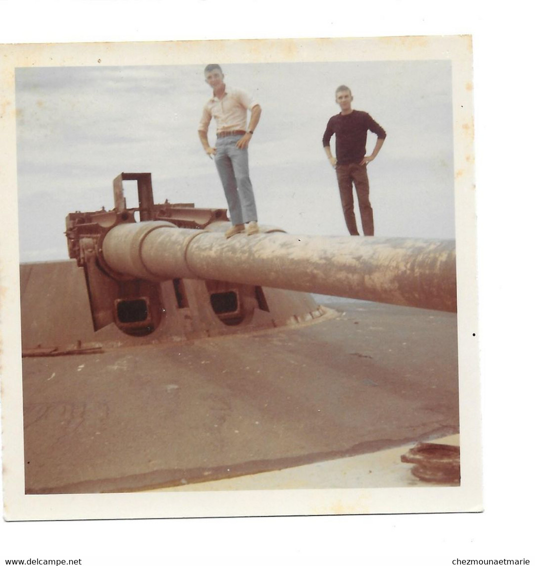 HOMMES SUR UN TANK CHAR CANON - PHOTO - Guerra, Militares