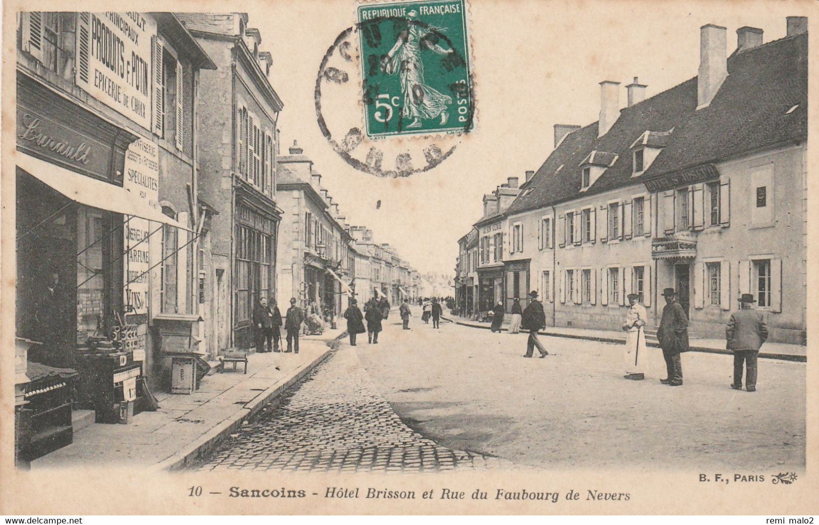 CARTE POSTALE   SANCOINS 18  Hôtel Brisson Et Rue Du Faubourg De Nevers - Sancoins