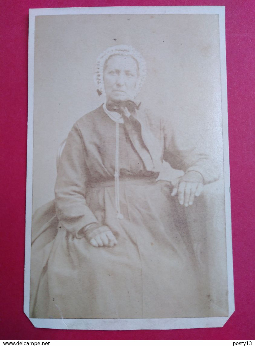 CDV Vieille Femme Assise - Coiffe - Mitaines En Dentelles - Circa1870 - Photo Argellier, St Etienne BE - Oud (voor 1900)