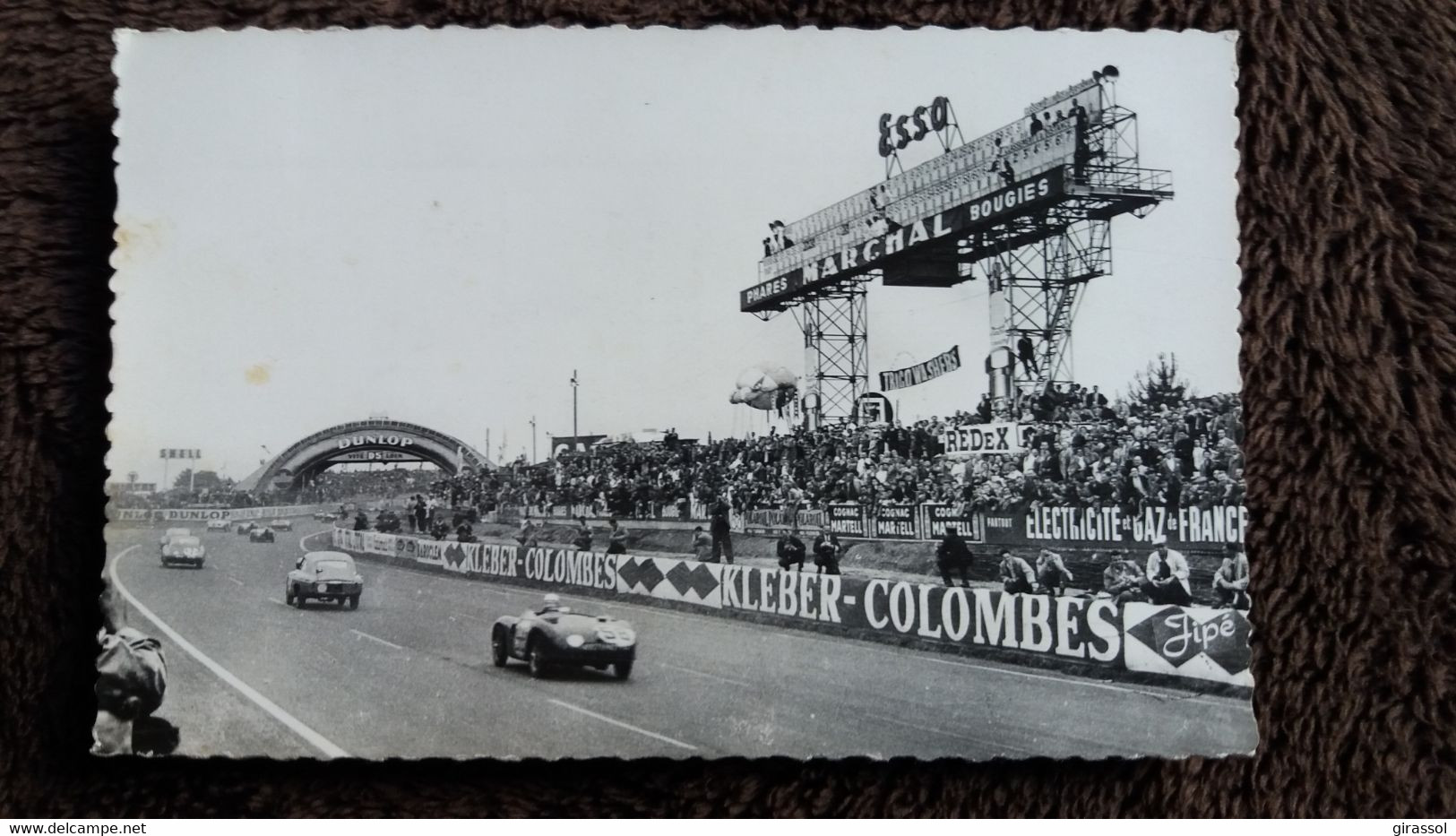 CPSM LE MANS SARTHE CIRCUIT DES 24 HEURES TABLEAU D AFFICHAGE ET VIRAGE DES TRIBUNES 1962 PHOTO VAILLANT DOLBEAU - Le Mans