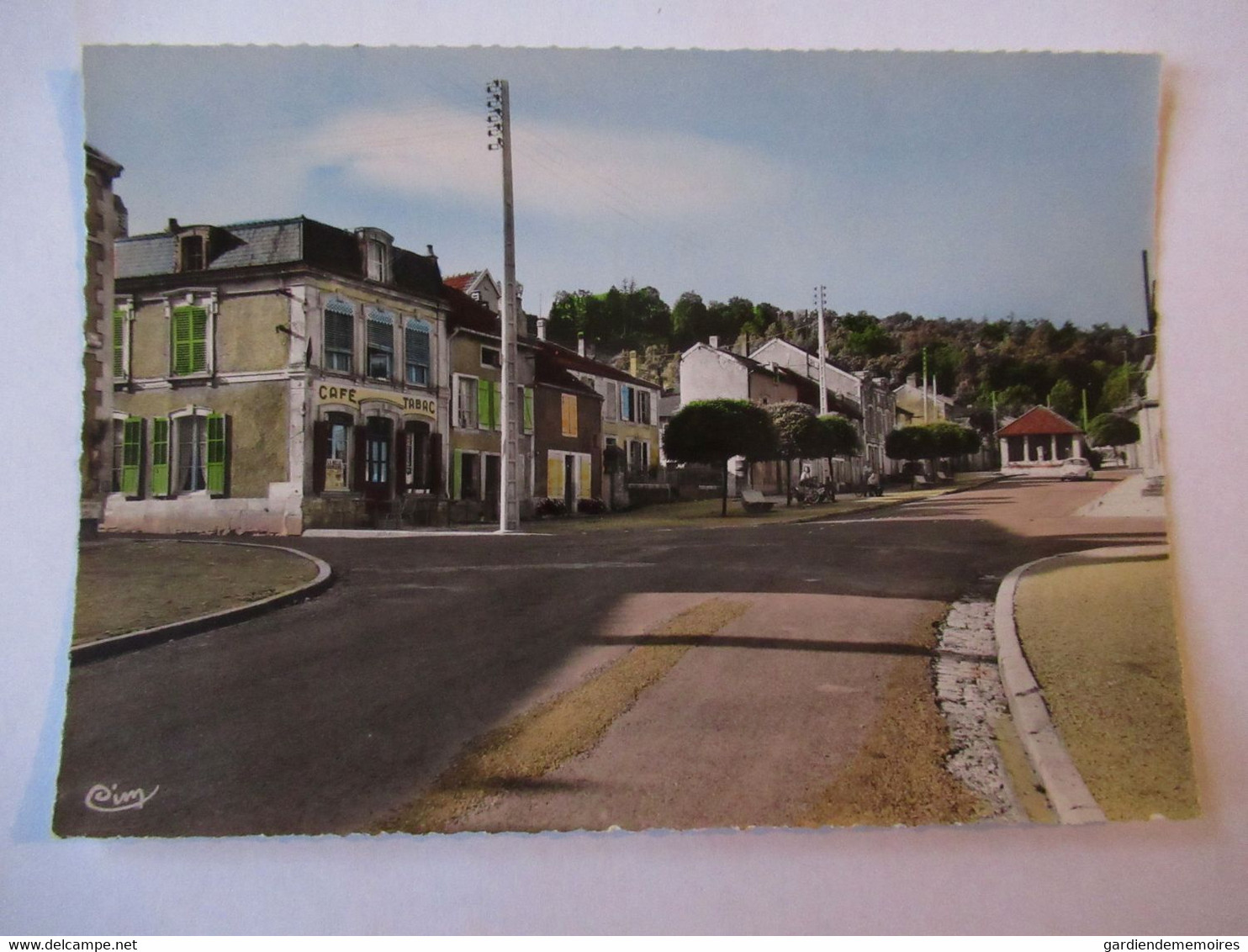 Nogent En Bassigny - Rue De Verdun - Café - Tabac - Carte En Bel état - CPSM GF - Nogent-en-Bassigny