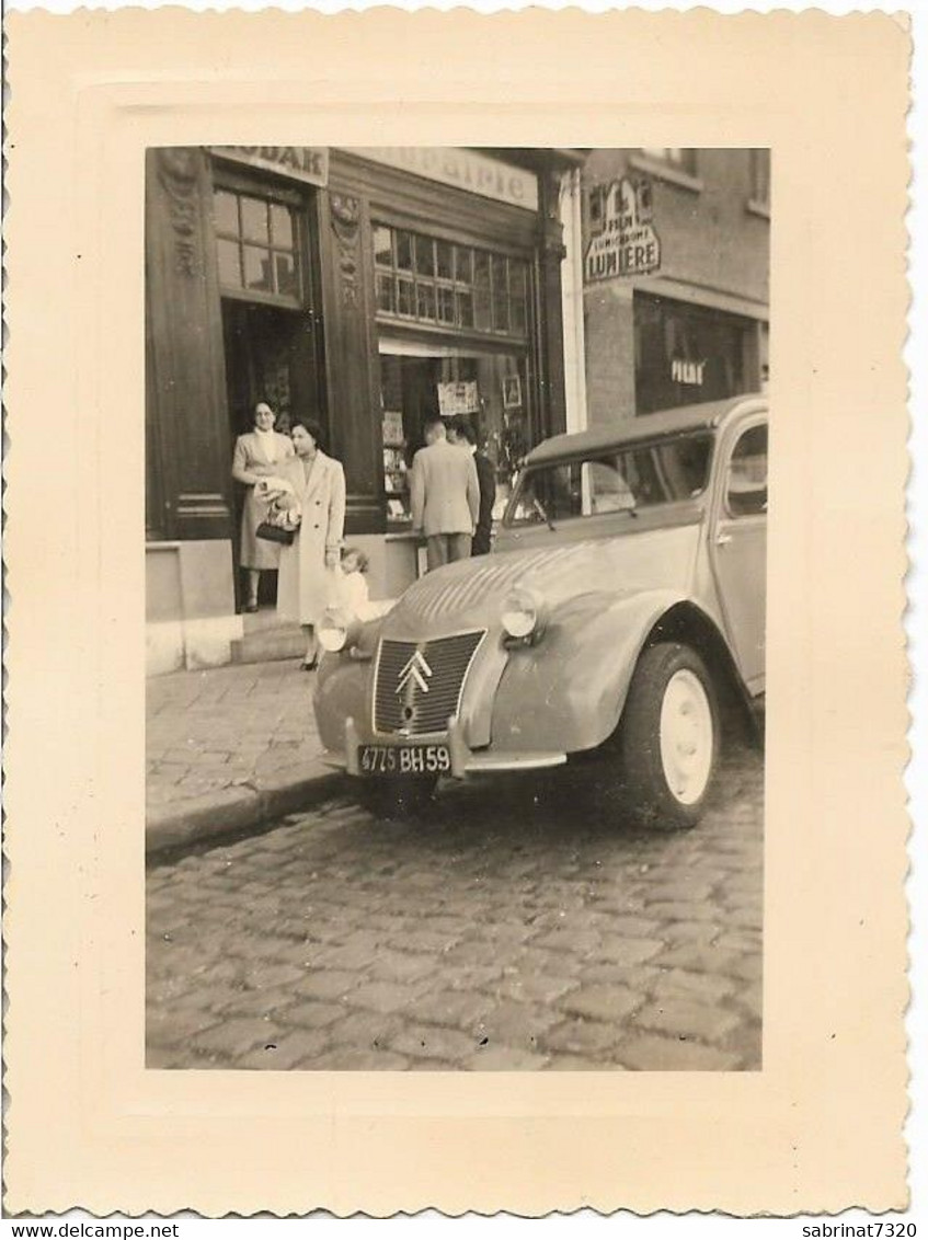 Orchies : DEVANTURE DE MAGASIN D'une LIBRAIRIE ET DEUDEUCHE " 2 Chevaux " En 1955 , ( Photo : 10,5 X 8 Cm ) - Places