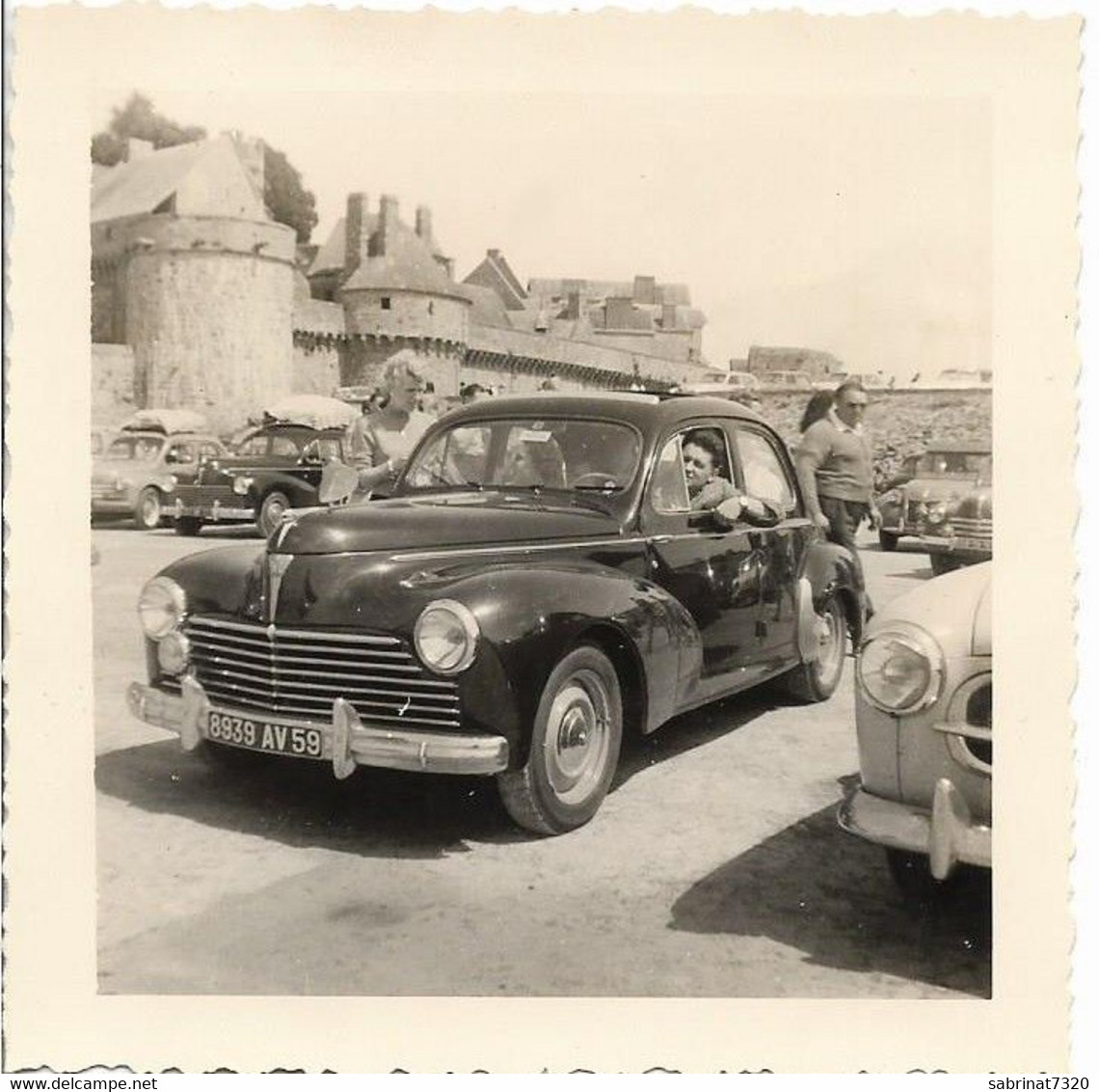 Mont-Saint-Michel : Couple Ancienne Voiture Immatricule 59 : En 1958 , ( Photo : 9 X 9 Cm ) - Luoghi