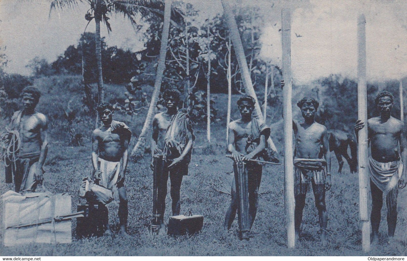 POSTCARD EAST TIMOR - TIMOR PORTUGUÊS - OLD PORTUGUESE COLONY -TIPOS E COSTUMES ( CARREGADORES ) -  ETHNIC - Timor Oriental