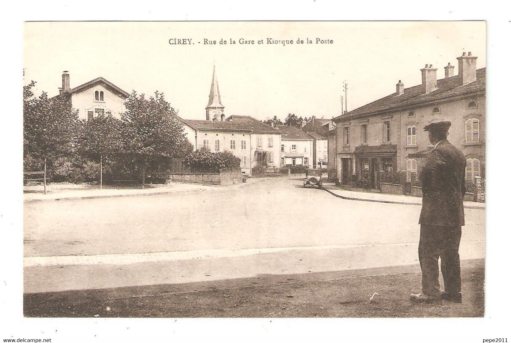 CPA 54 CIREY Sur VEZOUZE Rue De La Gare Et Kiosque De La Poste Maisons Clocher Voiture Vue Peu Commune - Cirey Sur Vezouze