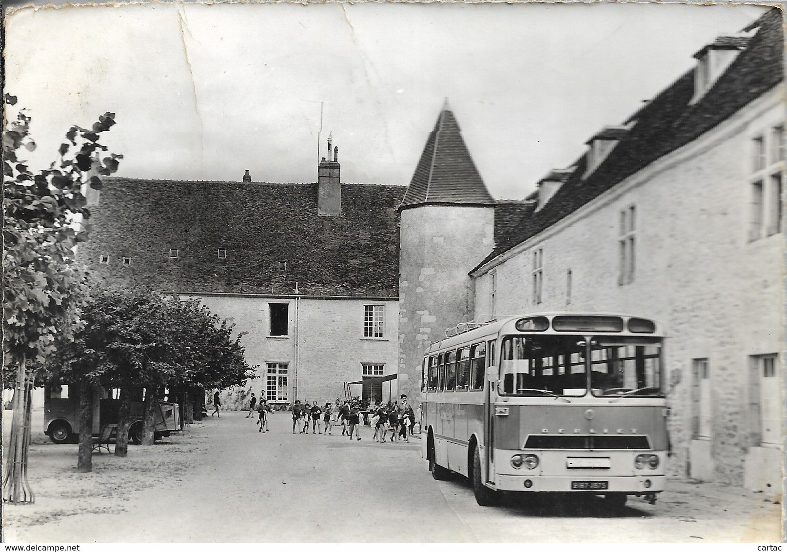 D58 - CHÂTEAU DE VARZY - COLONIE DE VACANCES DE LA VILLE DE CLICHY - Groupes D'Enfants-Bus Berliet-Citroën Type H-CPSM - Otros & Sin Clasificación