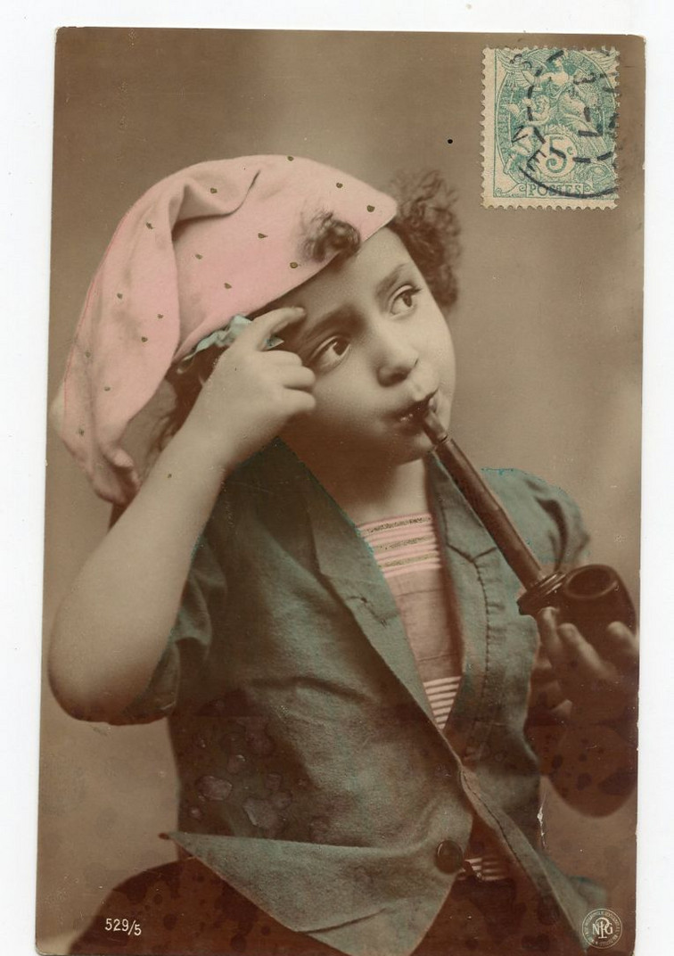 Enfant.petit Garçon Fumant La Pipe. Tabac. - Portretten