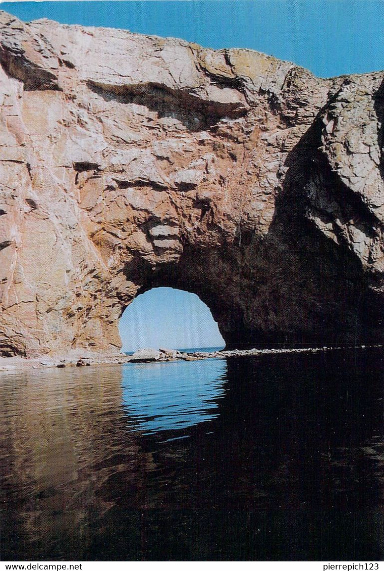 Percé - L'arche Du Rocher Est D'environ 60 Pieds De Hauteur - Percé