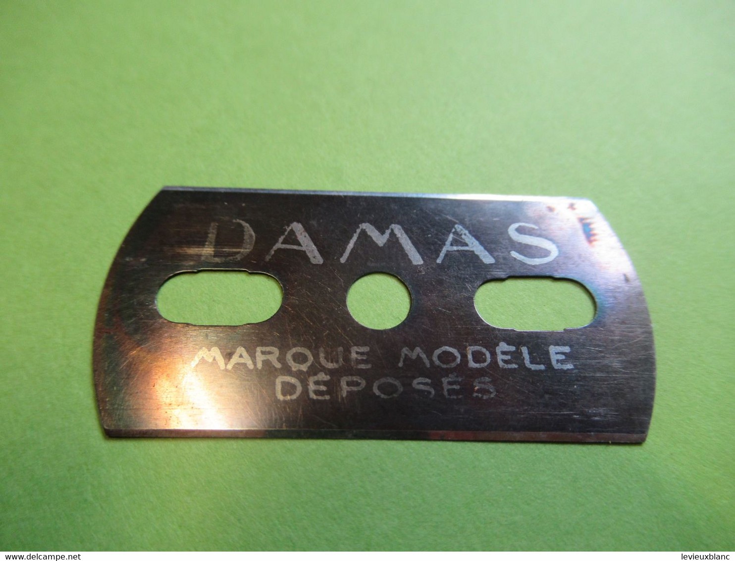 1 Lame De Rasoir Usagée ,sans Emballage Et Sans étui/DAMAS Bleue/Marque Modèle Déposés/Vers 1920-1950           PARF216 - Lamette Da Barba