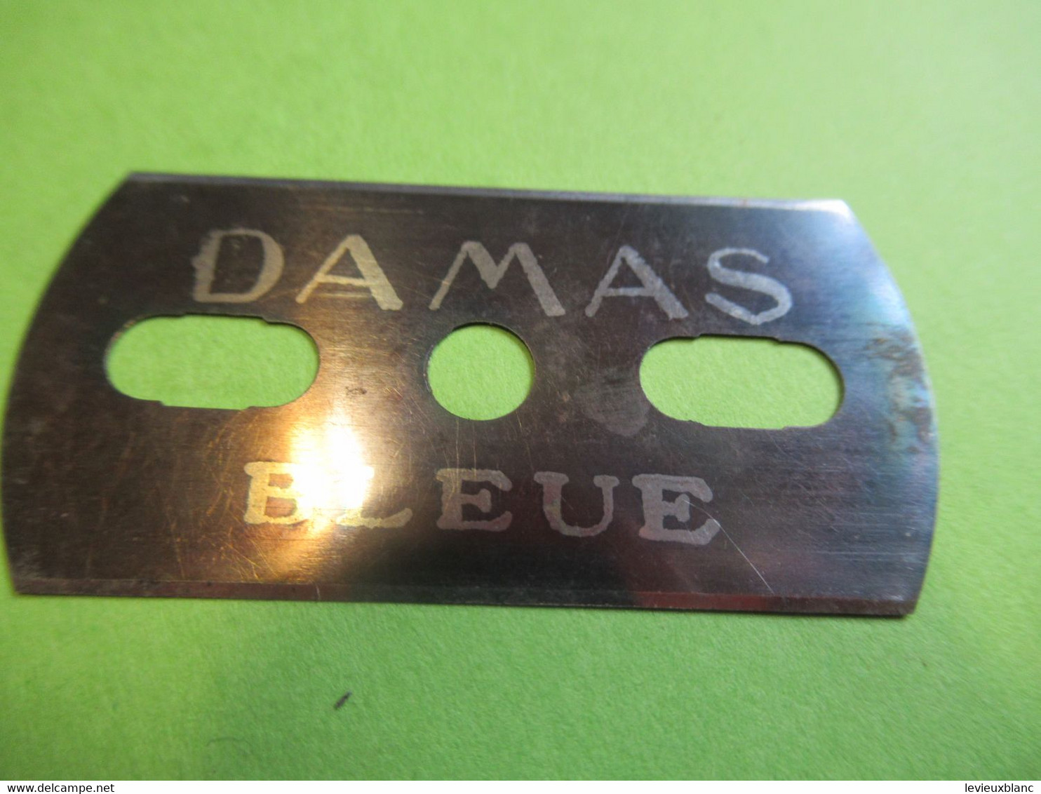 1 Lame De Rasoir Usagée ,sans Emballage Et Sans étui/DAMAS Bleue/Marque Modèle Déposés/Vers 1920-1950           PARF216 - Scheermesjes