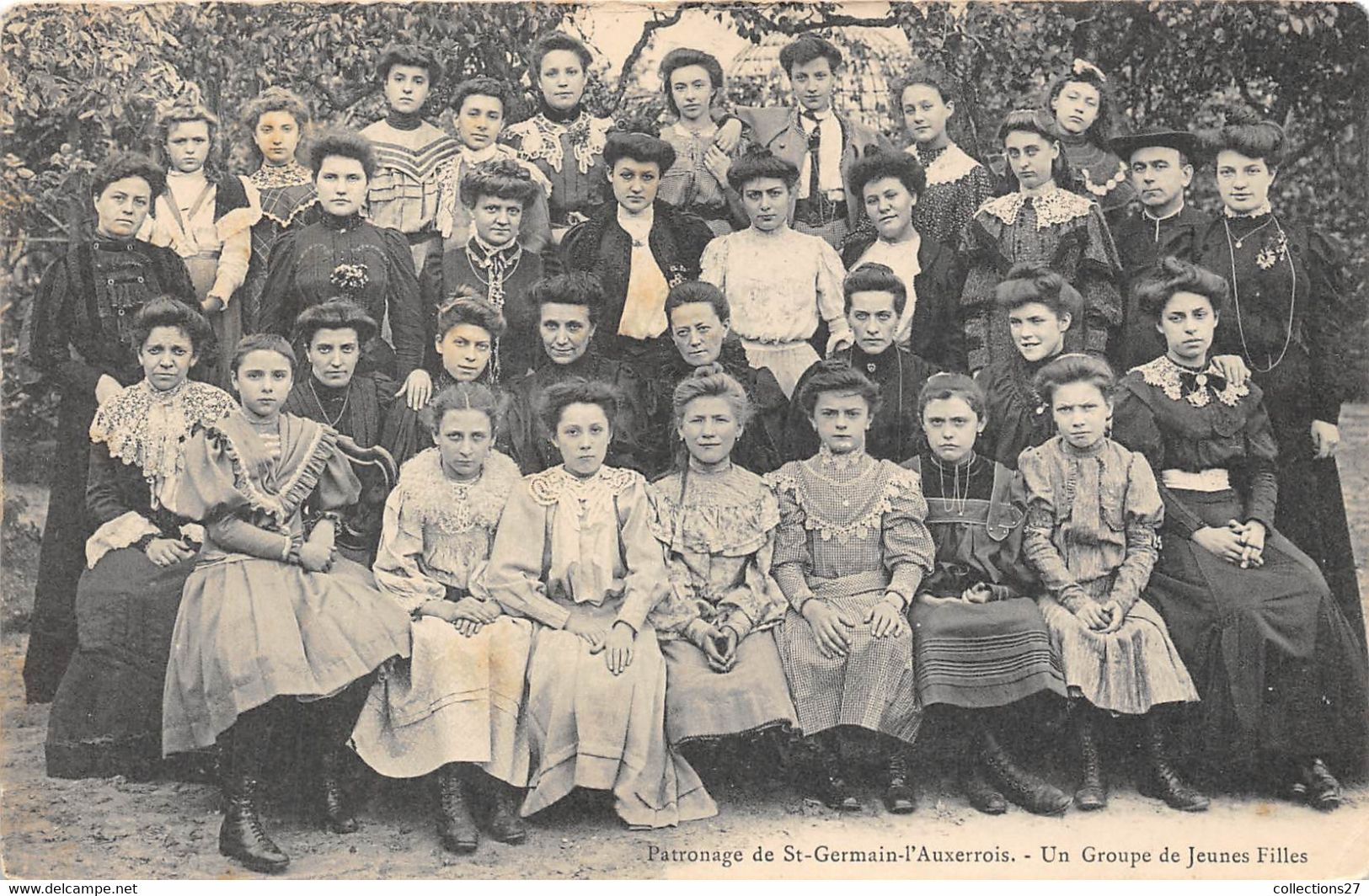 PARIS-75001-PATRONAGE DE SAINT-GERMAIN-L'AUXERROIS- UN GROUPE DE JEUNES FILLES - Arrondissement: 01