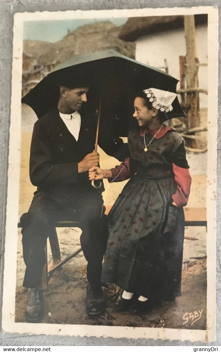 85  Au Marais Vendeen 1953 Maraichinage Couple Coiffe Chapeau Robe Fleurie Parapluie  -Gaby - Sonstige & Ohne Zuordnung