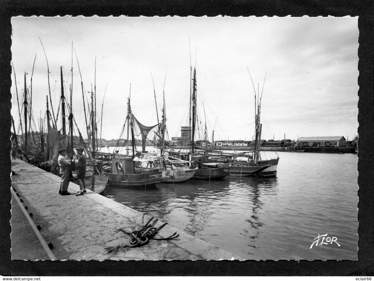 85 Sables D'olonne Les Thoniers Dans Le Port édit.flor N° 2482 Bateaux De Pêche CPSM Grd Format Année 1950 - Sables D'Olonne