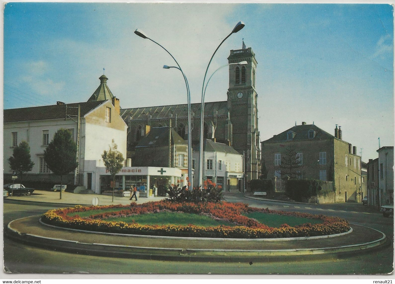 Aizenay-Le Rond-Point Et L'église (Corne D'angle Haut à Droite, Voir Scan) (CPM) - Aizenay