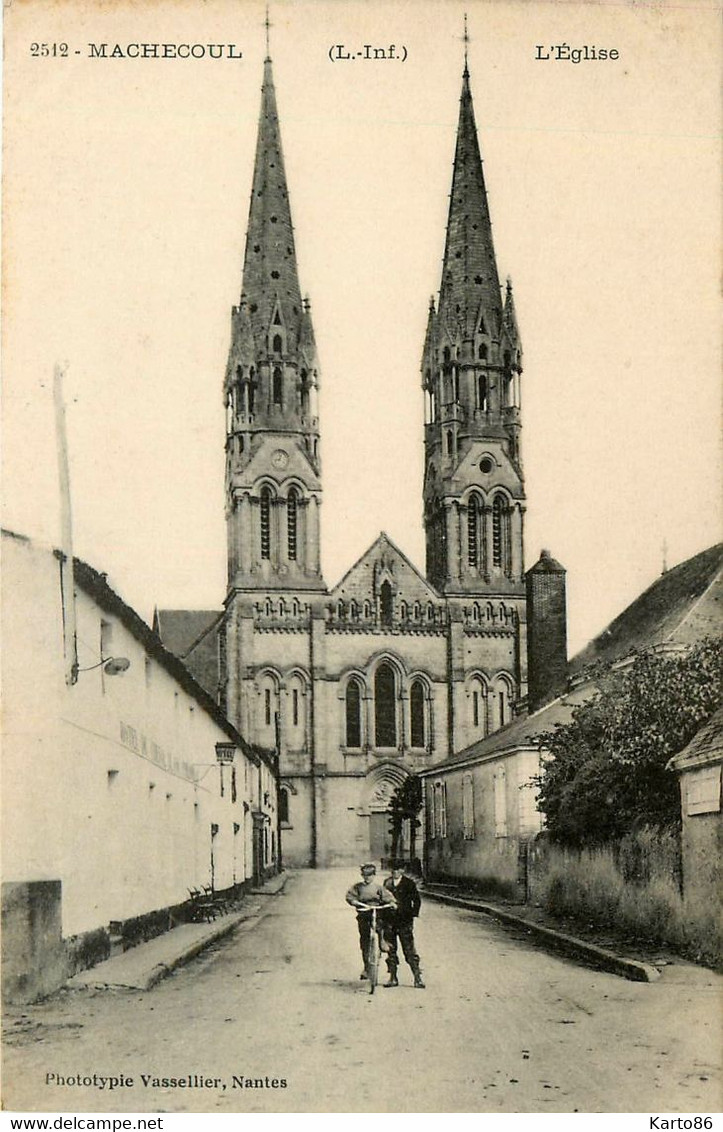 Machecoul * Rue Et Place De L'église - Machecoul