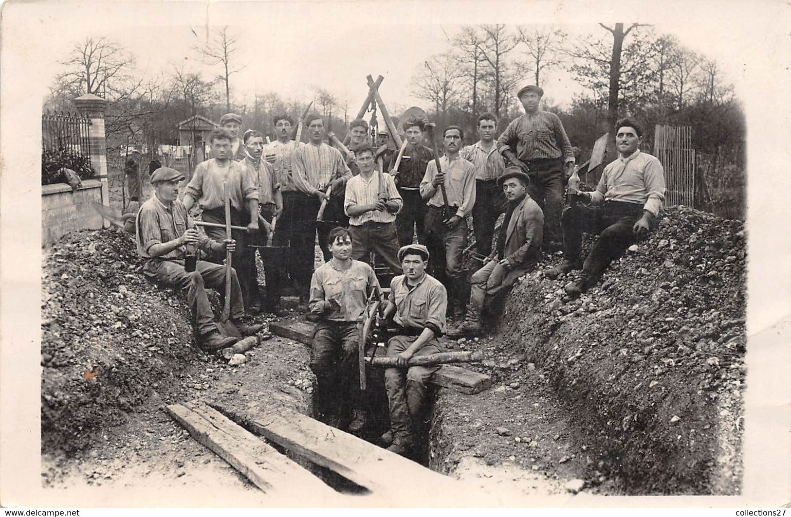 GROUPE-DE-TRAVAILLEUR-TERRASSEMENT -CARTE-PHOTO-A SITUER - Kunsthandwerk