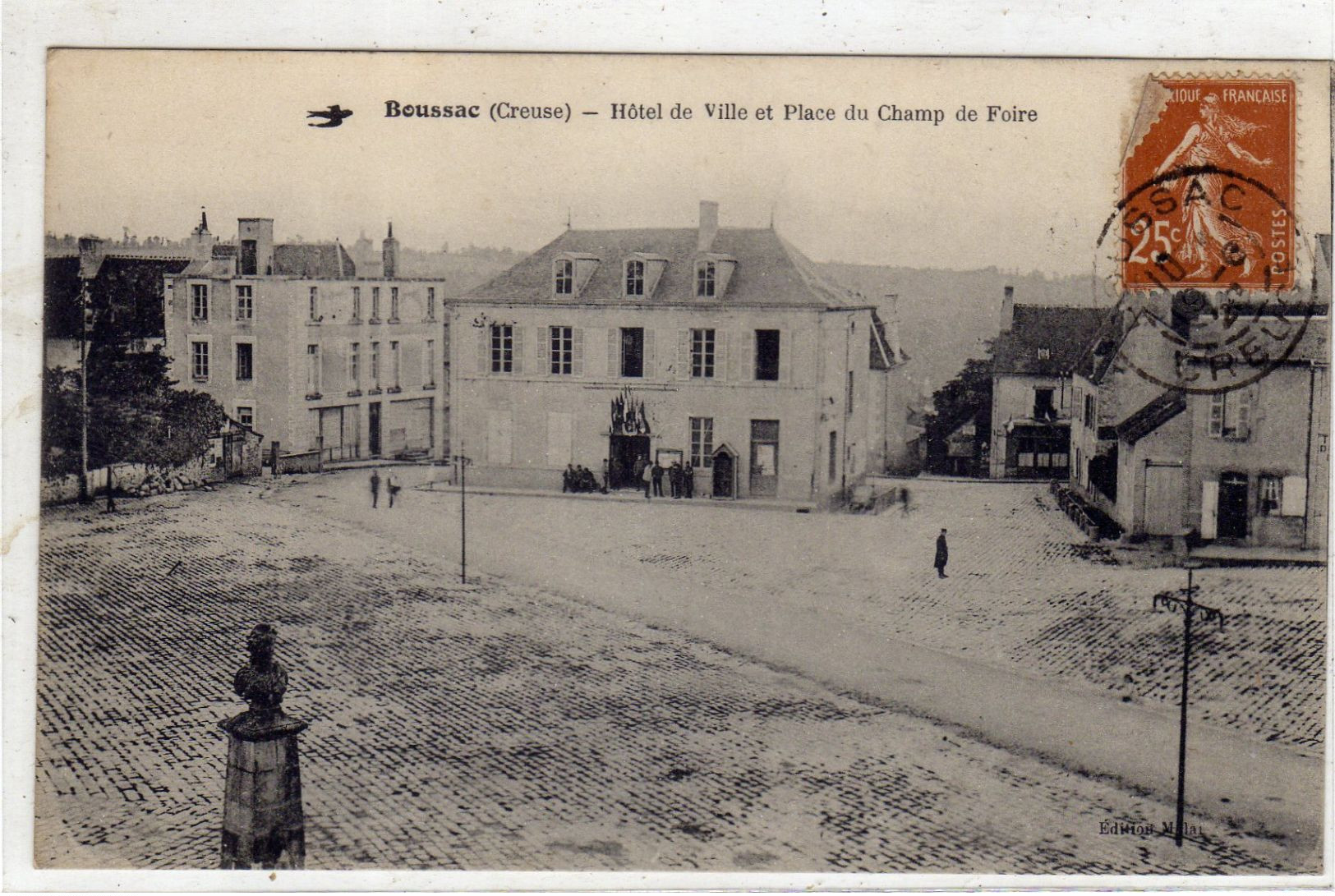 BOUSSAC  Hotel De Ville Et Place Du Champ De  Foire - Boussac