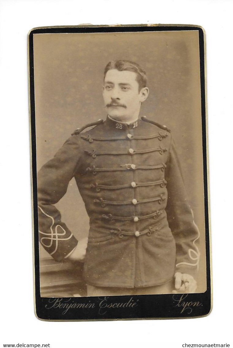 SOUS LIEUTENANT DU 28 E REGIMENT - CDV PHOTO ESCUDIE LYON - Guerra, Militares