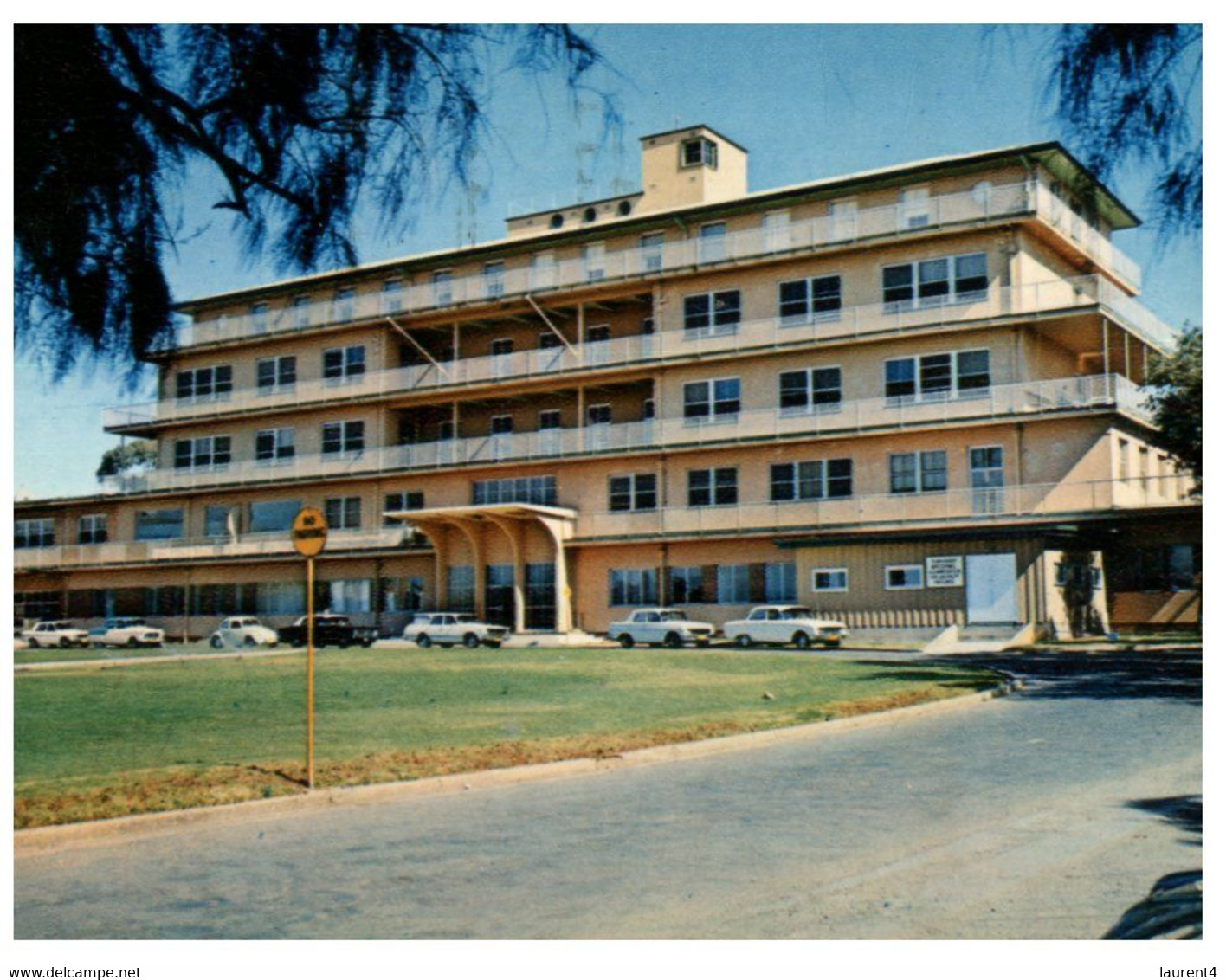 (R 22) Australia - NSW - Broken Hill District Hospital (with Explorer Stamp) Posted In 1976 (BH38) - Broken Hill