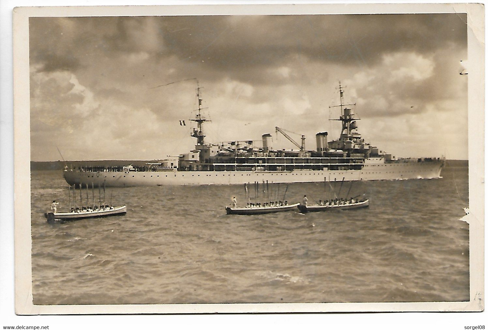 MARINE NATIONALE Croiseur Ecole JEANNE D'ARC Belle Photo 180x115 Vers 1930 Equipage Rendant Les Honneurs ......HH - Barcos