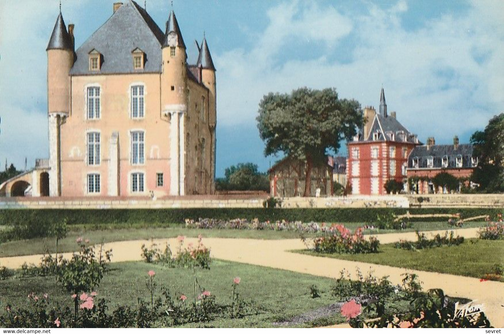 BELLEGARDE-DU-LOIRET. - Le Château Et Le Pavillon De La Surintendance. CPM Bords Dentelés - Other & Unclassified