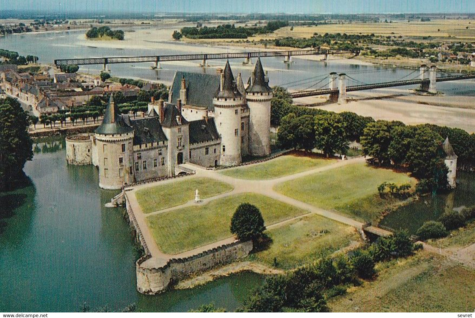 SULLY Sur-LOIRE. - Le Château Et La Loire. CPM - Sully Sur Loire