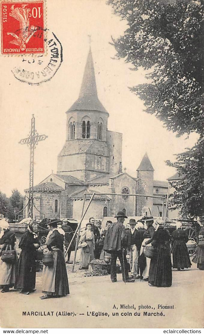 Marcillat          03     L'église Et Un Coin Du Marché        (voir Scan) - Sonstige & Ohne Zuordnung