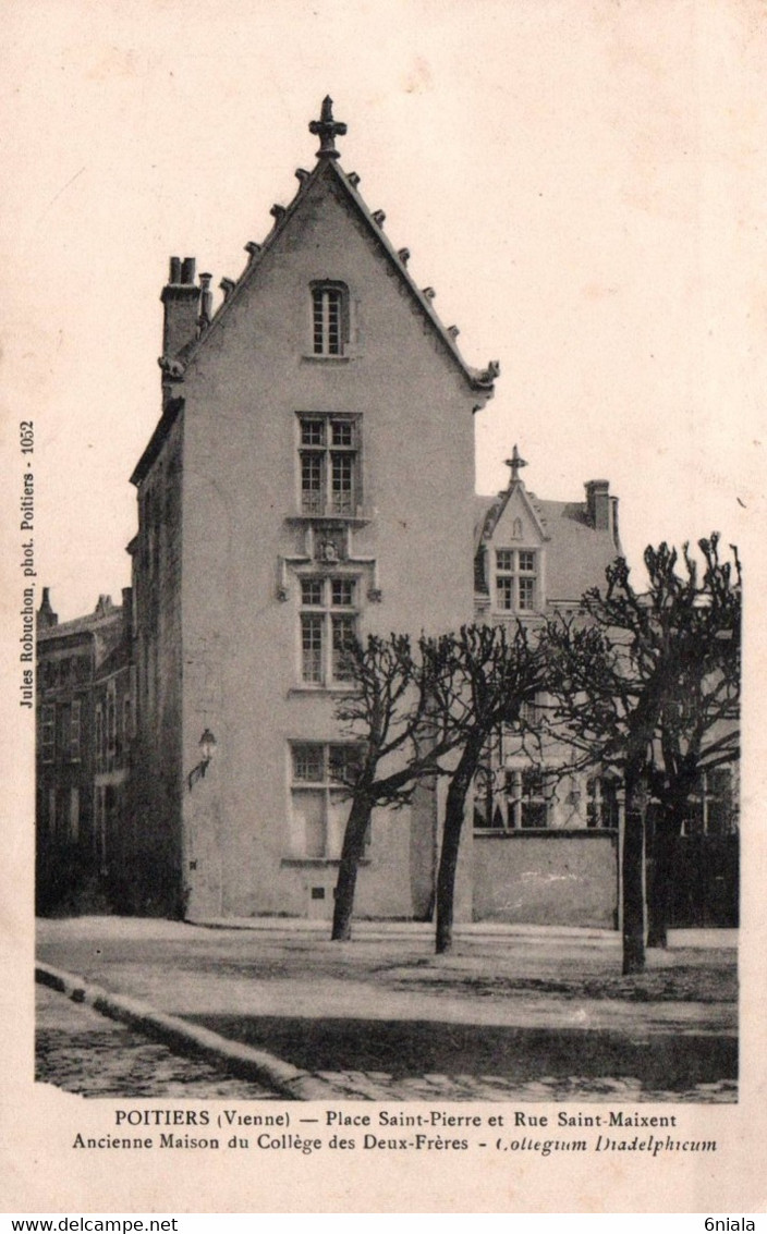 3321  Carte Postale POITIERS  Place Saint Pierre Et Rue Saint Maixent   Maison Du Collège Des Deux Frères    86 Vienne - Poitiers